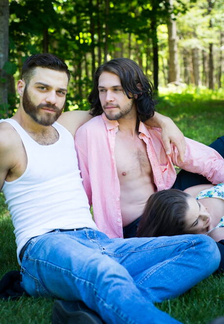 Tommy Defendi e Duncan Black fanno un picnic con una ragazza bruna