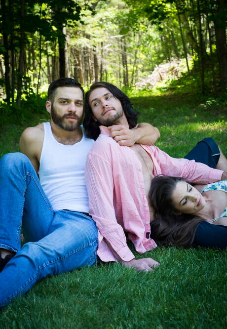 Tommy Defendi e Duncan Black fanno un picnic con una ragazza bruna