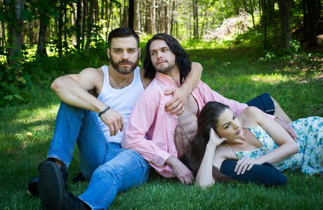 Tommy Defendi e Duncan Black fanno un picnic con una ragazza bruna