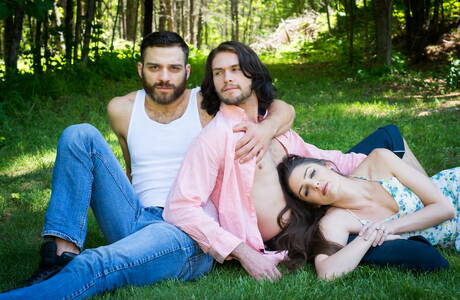 Tommy Defendi e Duncan Black fanno un picnic con una ragazza bruna