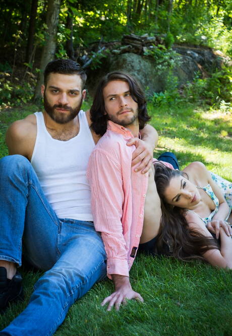 Tommy Defendi e Duncan Black fanno un picnic con una ragazza bruna