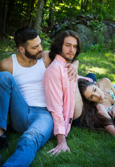 Tommy Defendi e Duncan Black fanno un picnic con una ragazza bruna
