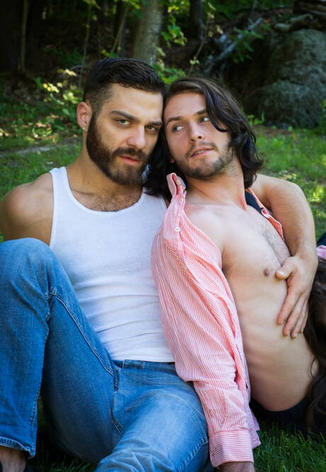 Tommy Defendi e Duncan Black fanno un picnic con una ragazza bruna