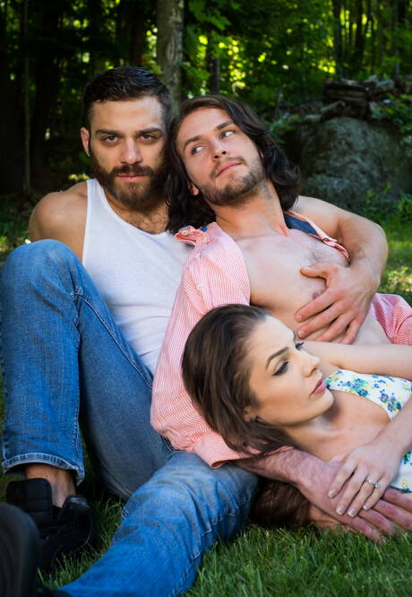 Tommy Defendi e Duncan Black fanno un picnic con una ragazza bruna