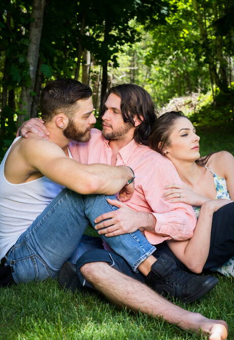 Beard Tommy Defendi and Duncan Black having a picnic with brunette chick