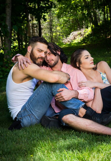 Tommy Defendi e Duncan Black fanno un picnic con una ragazza bruna