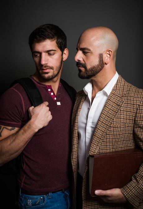 멋진 미국 남자 털이 많은 스터드 애덤 루소와 수달 타이 로더릭이 아름다운 몸매를 보여줍니다.