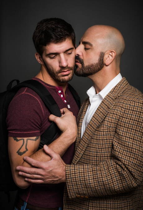 Les beaux garçons américains poilus Adam Russo et la loutre Ty Roderick montrent un beau corps