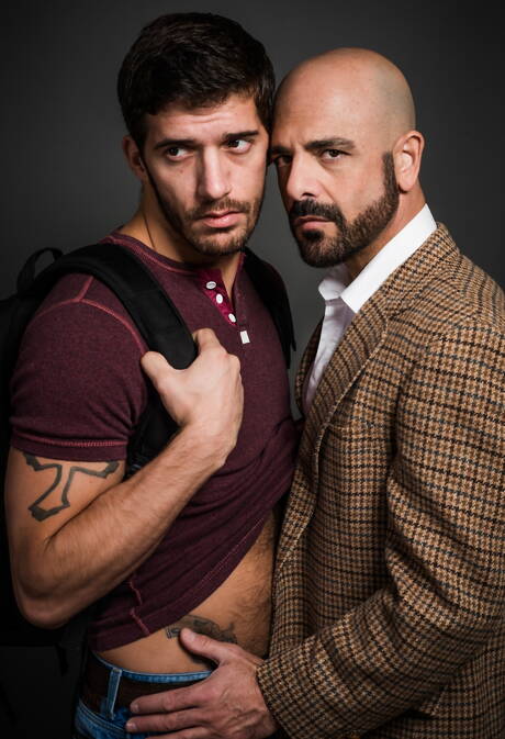 Les beaux garçons américains poilus Adam Russo et la loutre Ty Roderick montrent un beau corps