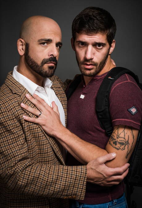 Les beaux garçons américains poilus Adam Russo et la loutre Ty Roderick montrent un beau corps