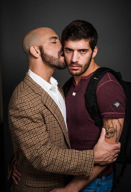 Les beaux garçons américains poilus Adam Russo et la loutre Ty Roderick montrent un beau corps