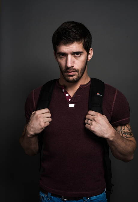 Les beaux garçons américains poilus Adam Russo et la loutre Ty Roderick montrent un beau corps