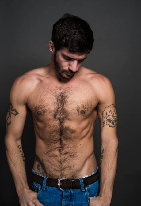 Les beaux garçons américains poilus Adam Russo et la loutre Ty Roderick montrent un beau corps