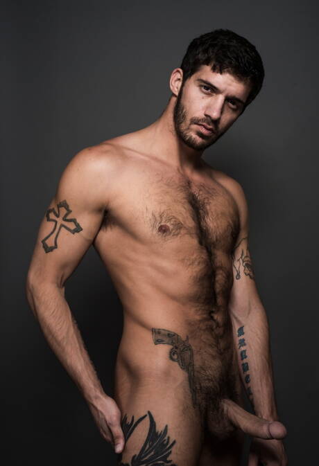 Les beaux garçons américains poilus Adam Russo et la loutre Ty Roderick montrent un beau corps