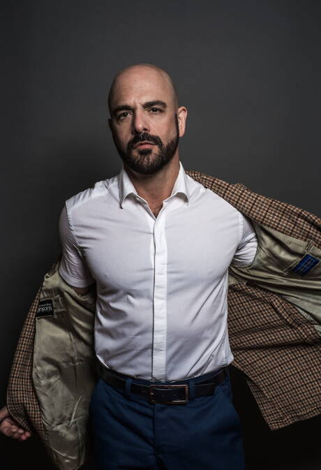 Les beaux garçons américains poilus Adam Russo et la loutre Ty Roderick montrent un beau corps