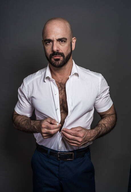 Les beaux garçons américains poilus Adam Russo et la loutre Ty Roderick montrent un beau corps