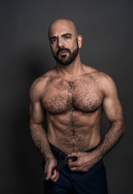 Les beaux garçons américains poilus Adam Russo et la loutre Ty Roderick montrent un beau corps