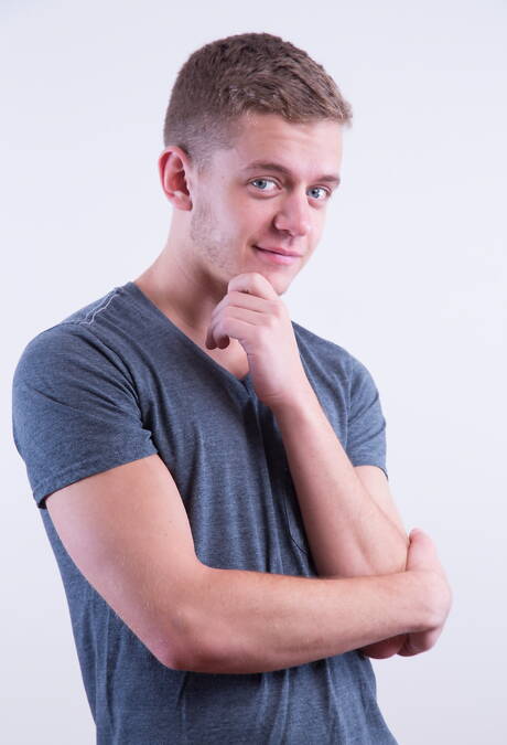 Der amerikanische harte Kerl Ian Levine posiert nackt und zeigt seinen knackigen Hintern