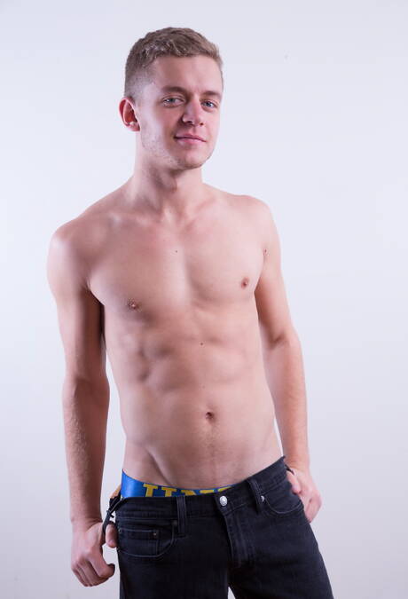 American tough guy Ian Levine posing nude and showing tight ass