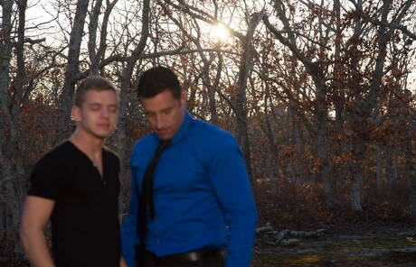 Les célèbres Américains, le superstar Ian Levine et le bien bâti Nick Capra montrent un corps costaud en extérieur