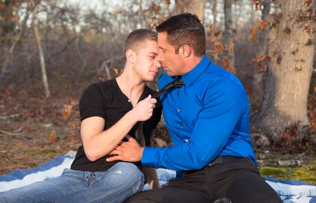 Les célèbres Américains, le superstar Ian Levine et le bien bâti Nick Capra montrent un corps costaud en extérieur