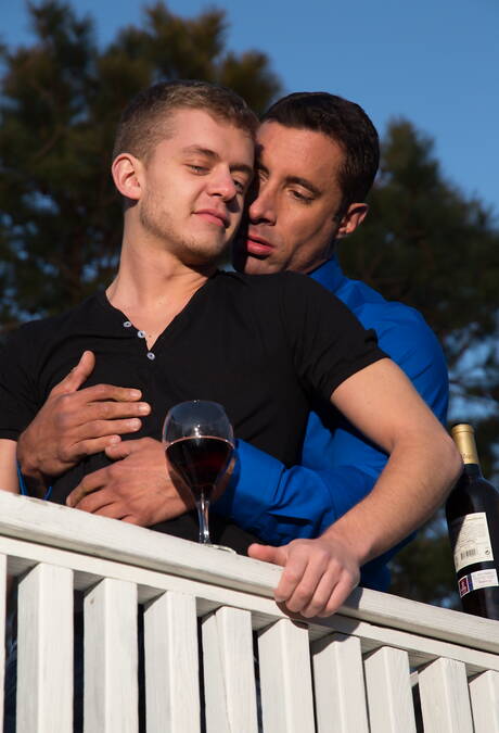 Les célèbres Américains, le superstar Ian Levine et le bien bâti Nick Capra montrent un corps costaud en extérieur