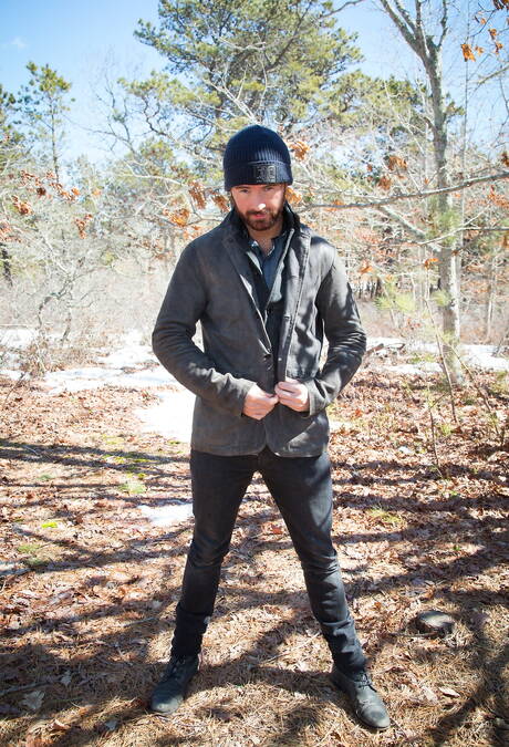 Icon Male: Irish bear Brendan Patrick undressing outdoor