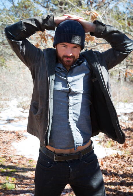 Ierse beer Brendan Patrick kleedt zich buiten uit