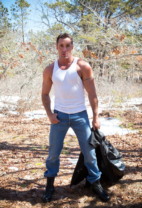 Amerikaanse gespierde Nick Capra kleedt zich buiten uit