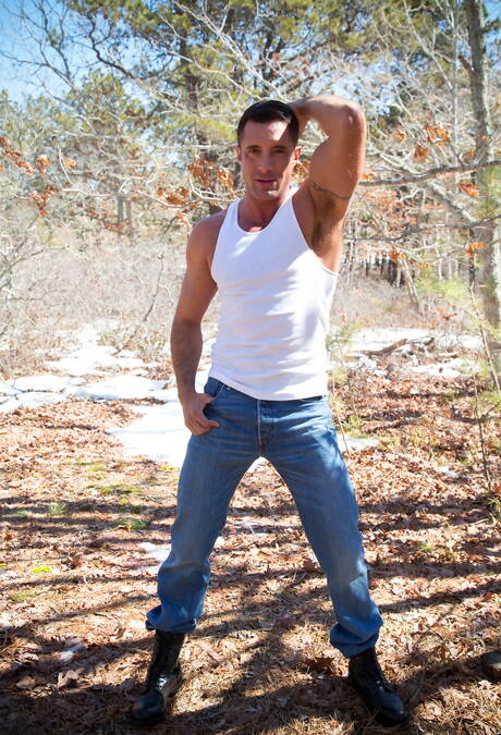 Amerikaanse gespierde Nick Capra kleedt zich buiten uit