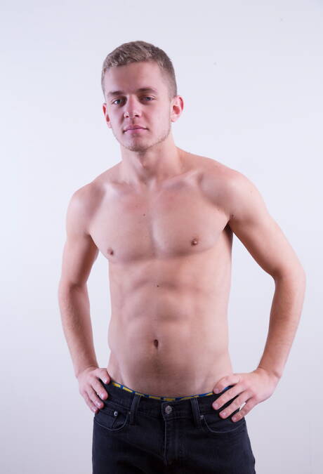 Le husky américain Ian Levine pose nu et montre ses fesses serrées