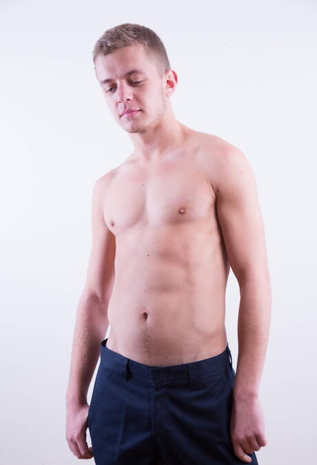 Der stämmige Amerikaner Ian Levine posiert nackt und zeigt seinen knackigen Hintern