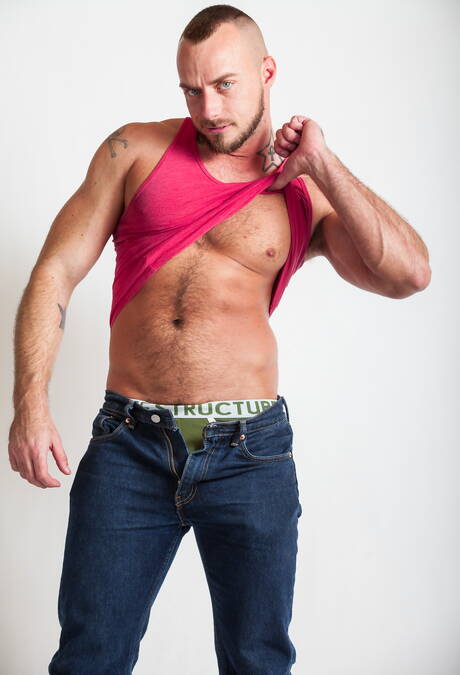Icon Male: American hairy stud Jessie Colter undressing and showing hot butt