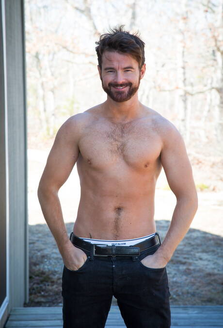 Ierse volwassen beer Brendan Patrick kleedt zich buiten uit