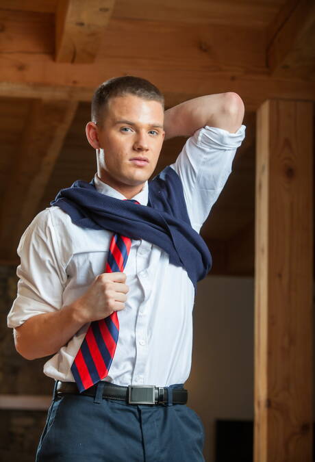 De goed gebouwde Amerikaanse Brandon Wilde en de Franse hunk Theo Ford kleden zich uit en laten hun strakke kont zien