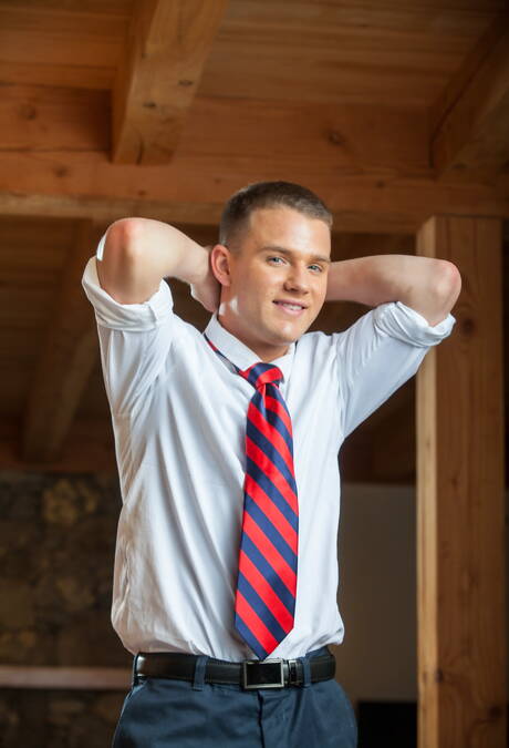 De goed gebouwde Amerikaanse Brandon Wilde en de Franse hunk Theo Ford kleden zich uit en laten hun strakke kont zien