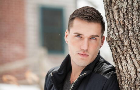 Dobrze zbudowany Francuz Theo Ford rozbiera się na zewnątrz