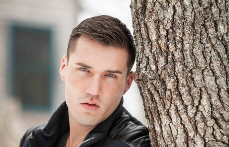 Dobrze zbudowany Francuz Theo Ford rozbiera się na zewnątrz