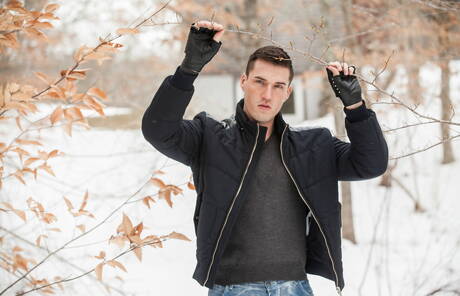 Dobrze zbudowany Francuz Theo Ford rozbiera się na zewnątrz