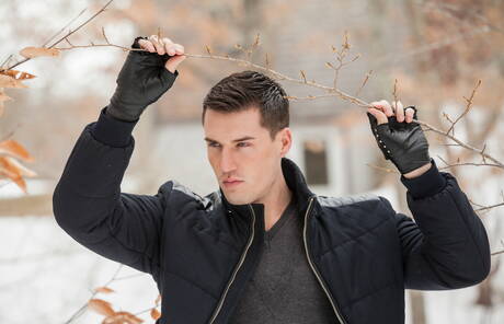 Dobrze zbudowany Francuz Theo Ford rozbiera się na zewnątrz