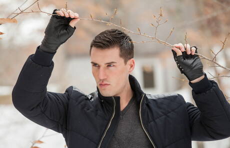 Dobrze zbudowany Francuz Theo Ford rozbiera się na zewnątrz