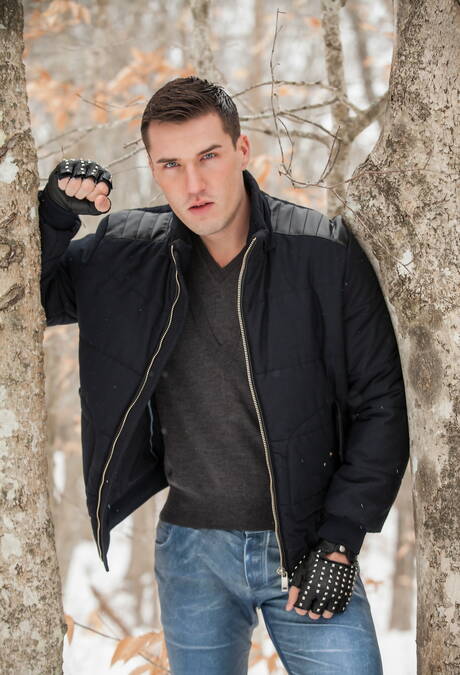 프랑스의 튼튼한 테오 포드가 외부를 벗고 있다