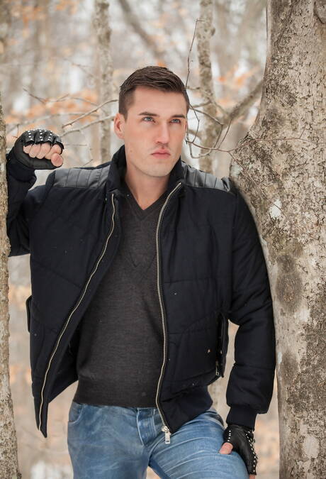 Dobrze zbudowany Francuz Theo Ford rozbiera się na zewnątrz