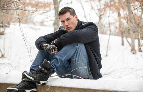 Dobrze zbudowany Francuz Theo Ford rozbiera się na zewnątrz