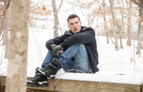 Dobrze zbudowany Francuz Theo Ford rozbiera się na zewnątrz