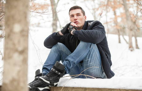 Dobrze zbudowany Francuz Theo Ford rozbiera się na zewnątrz