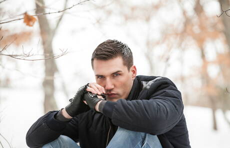 Dobrze zbudowany Francuz Theo Ford rozbiera się na zewnątrz