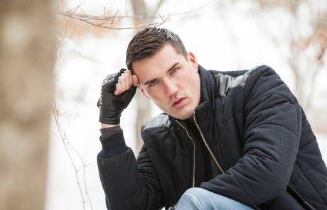 Dobrze zbudowany Francuz Theo Ford rozbiera się na zewnątrz