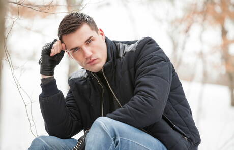 Dobrze zbudowany Francuz Theo Ford rozbiera się na zewnątrz