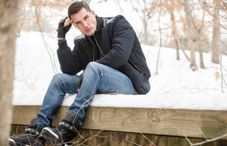 Dobrze zbudowany Francuz Theo Ford rozbiera się na zewnątrz